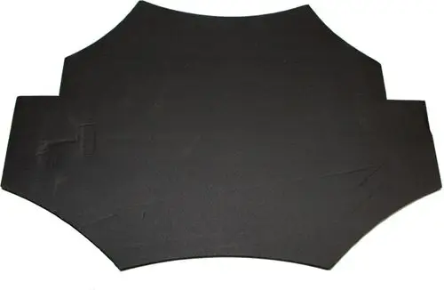 Schwarze Isoliermatte mit speziellen Ausschnitten, die zur Dämmung von Solekreispumpen der Marke Wolf dient.